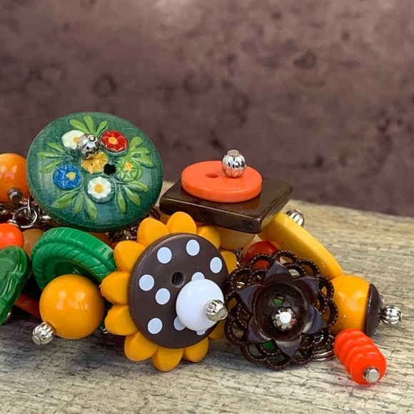 Vintage Artisan OOAK 90s Fall Flower Floral Gardening Button Bead Charm Bracelet - Picture 5 of 9